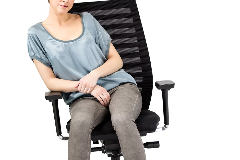 Frau sitzt auf Wiesner Hager 3D Bewegungsstuhl