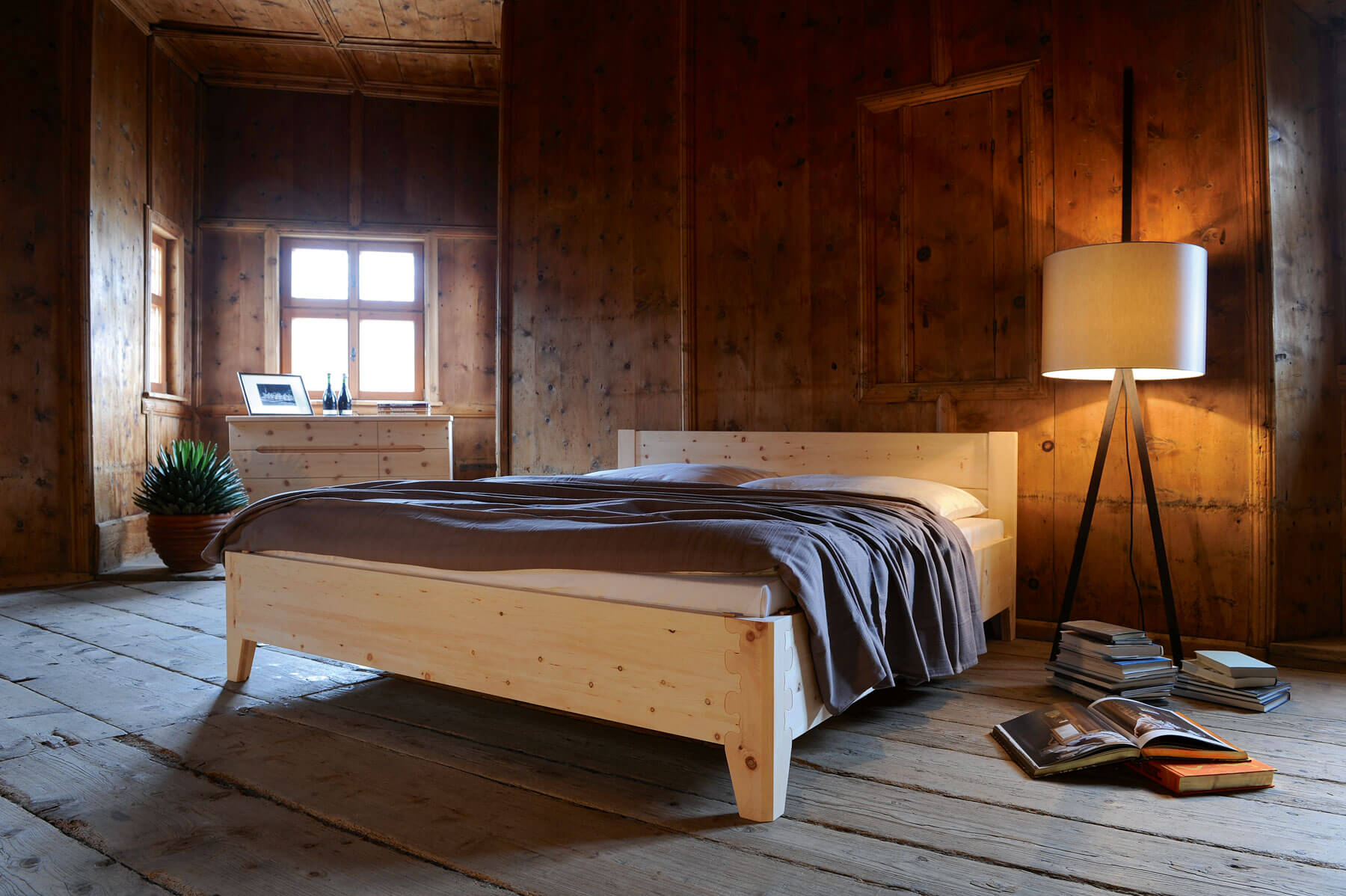 Holzbett Tiroler Zirbe in rustikalem Hotelzimmer